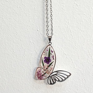 Colier cu pandantiv fluture, decorat cu flori naturale - bijuterii - coliere - coliere cu pandative - Artynos.ro