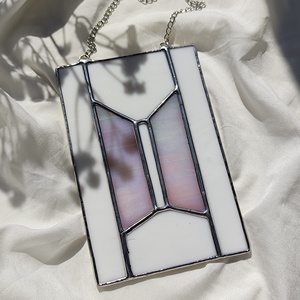 Logo din sticla iridiscenta kpop - arte vizuale și accesorii  - alte arte - Artynos.ro
