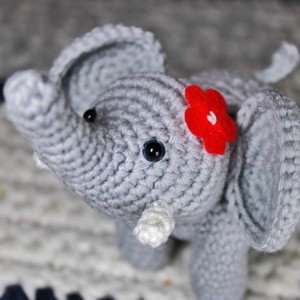 Elefant roșu -  - Artynos.ro