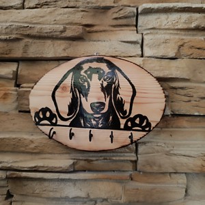 Breloc de perete din lemn cu caine dachshund - Artynos.ro