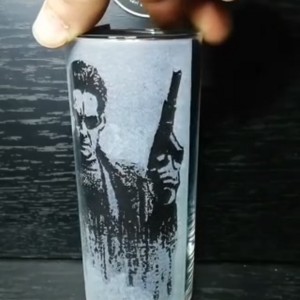 Pahar de sticlă cu modelul Neo din filmul Matrix  -  - Artynos.ro