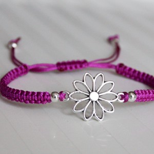 Brățară macramé împletită - Floare violet -  - Artynos.ro