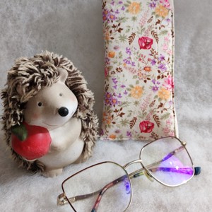 Flori de primavara – husa pentru ochelari realizata manual, , , Un etui pentru ochelari unic, realizat manual, din panza de bumbac cu un model floral romantic si v..., ARTYNOS