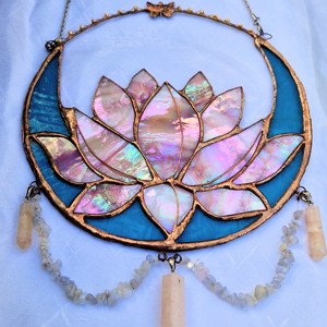 Suncatcher Rose-lotus cu cuarț mango și calcit -  - Artynos.ro