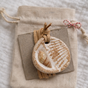 Pandantiv din lut Scoica - bijuterii - mărțișor - Artynos.ro