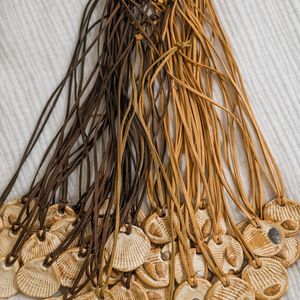 Pandantiv din lut Scoica - bijuterii - mărțișor - Artynos.ro