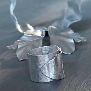 Cercei, brățară și inel cu petale speciale din aluminiu - bijuterii - seturi de bijuterii - Artynos.ro Cercei, brățară și inel cu petale speciale din aluminiu - bijuterii - seturi de bijuterii - Artynos.ro