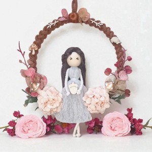 Decorațiune de perete din macramé de toamnă � păpușă din macramé pe un inel maro, decorată cu piersici aurii -  - Artynos.ro