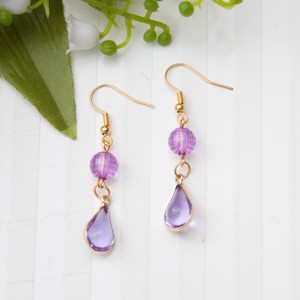 Cercei - Picatura violet, , , Acestui cercel i s-a adaugat o lentila de sticla mov in forma de lacrima.
Metalul este fabricat din..., ARTYNOS