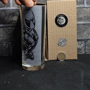 Pahar de sticlă gravat manual cu motivul pistolului Deadpool  -  - Artynos.ro