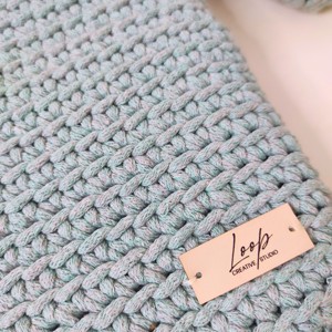 Husă pentru laptop croșetată, cu dimensiuni și culori personalizate � cadou cu suport detașabil pentru încărcător - genți și portofele - geantă laptop - Artynos.ro