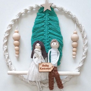 Pereche macramé personalizată - cadou de Crăciun cu brad și semn Merry Christmas - crăciun - decorațiuni de crăciun de casă - decorațiuni pentru ușă de crăciun - Artynos.ro Pereche macramé personalizată - cadou de Crăciun cu brad și semn Merry Christmas - crăciun - decorațiuni de crăciun de casă - decorațiuni pentru ușă de crăciun - Artynos.ro