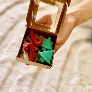 Ceara parfumata in forma de Craciun din ceara de soia cu aroma de vin fiert sau placinta cu mere fierbinti - Artynos.ro