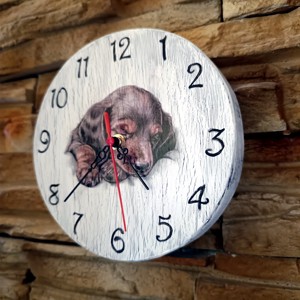 Ceas de perete din lemn în stil vintage cu câine care doarme -  - Artynos.ro