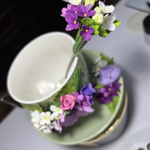 Set cafea/ceai cu farfurioara si lingurita cu flori de liliac si anemona mov - accesorii locuință - accesorii pentru echipamente de bucătărie - accesorii de servire - cești cafea, set ceai - Artynos.ro