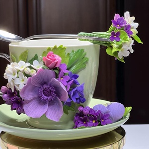 Set cafea/ceai cu farfurioara si lingurita cu flori de liliac si anemona mov - casă & stil de viață - accesorii pentru echipamente de bucătărie - accesorii de servire - cești cafea, set ceai - Artynos.ro