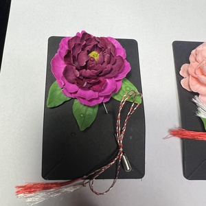 Brosa Martisor bujori - accessorii și unelte - broșă, cerc, încuietoare - Artynos.ro