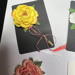 Martisor bujori din lut polimeric    - bijuterii - broșe - Artynos.ro