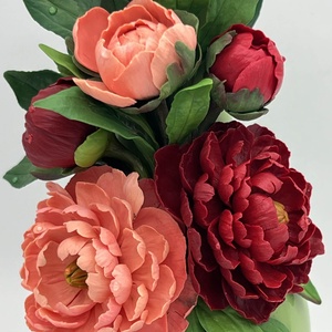 Vaza cu bujori bordo si corai din lut polimeric - Artynos.ro