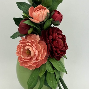 Vaza cu bujori bordo si corai din lut polimeric - casă & stil de viață - decorațiuni de casă - accesorii florale - vaze - Artynos.ro