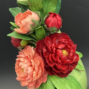 Vaza cu bujori bordo si corai din lut polimeric - casă & stil de viață - decorațiuni de casă - accesorii florale - vaze - Artynos.ro