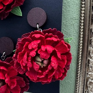 Set cercei si brosa bujori rosii - bijuterii - cercei - cercei din rășină - Artynos.ro