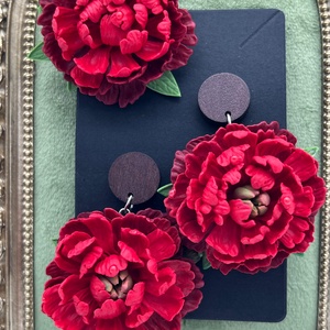 Set cercei si brosa bujori rosii - bijuterii - cercei - cercei din rășină - Artynos.ro