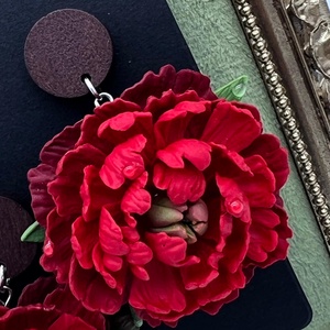 Set cercei si brosa bujori rosii - bijuterii - cercei - cercei din rășină - Artynos.ro