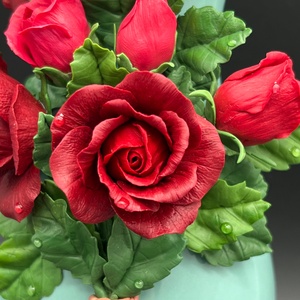 Vaza ceramica  cu trandafiri bordo., Casa & Stil de viata, Decoratiuni de casa, Accesorii florale, Vaze, Altele, ARTYNOS