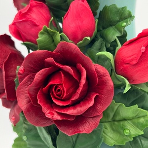 Vaza ceramica  cu trandafiri bordo. - casă & stil de viață - decorațiuni de casă - accesorii florale - vaze - Artynos.ro