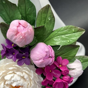 Vaza ceramica gentuta cu bujori din lut polimeric - casă & stil de viață - decorațiuni de casă - accesorii florale - vaze - Artynos.ro