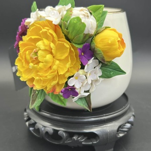 Cana din portelan alba decorata cu bujori galbeni si liliac - casă & stil de viață - echipamente de bucătărie - accesorii de servire - căni - Artynos.ro