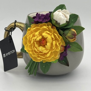 Cana din portelan gri decorata cu bujori galbeni si liliac - casă & stil de viață - echipamente de bucătărie - accesorii de servire - căni - Artynos.ro