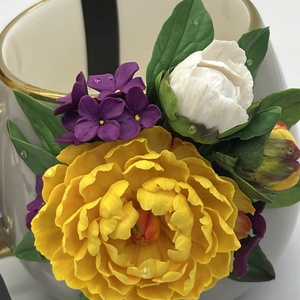 Cana din portelan gri decorata cu bujori galbeni si liliac - casă & stil de viață - echipamente de bucătărie - accesorii de servire - căni - Artynos.ro