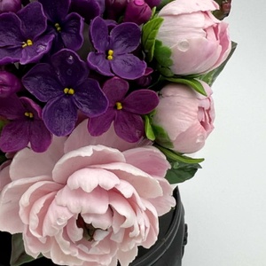 Cana din portelan alba decorata cu bujori galbeni si liliac - casă & stil de viață - echipamente de bucătărie - accesorii de servire - căni - Artynos.ro