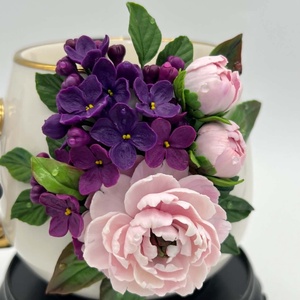 Cana din portelan alba decorata cu bujori galbeni si liliac - casă & stil de viață - echipamente de bucătărie - accesorii de servire - căni - Artynos.ro