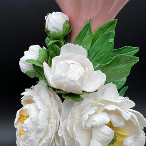 Vaza ceramica cu bujori albi din lut polimeric - casă & stil de viață - decorațiuni de casă - accesorii florale - vaze - Artynos.ro