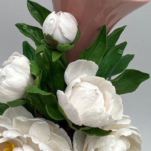 Vaza ceramica cu bujori albi din lut polimeric - casă & stil de viață - decorațiuni de casă - accesorii florale - vaze - Artynos.ro
