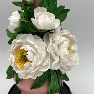 Vaza ceramica cu bujori albi din lut polimeric - casă & stil de viață - decorațiuni de casă - accesorii florale - vaze - Artynos.ro