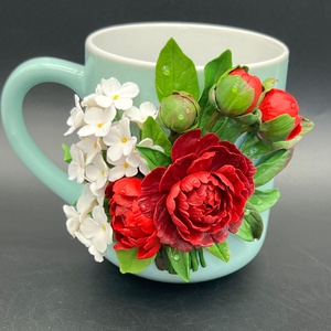 Cana handmade cu bujori bordo si liliac alb din lut polimeric - Artynos.ro