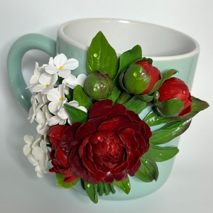 Cană handmade cu bujori bordo și liliac alb din lut polimeric - casă & stil de viață - echipamente de bucătărie - accesorii de servire - căni - Artynos.ro