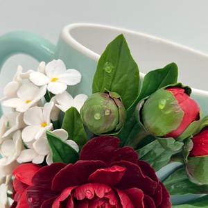 Cană handmade cu bujori bordo și liliac alb din lut polimeric - casă & stil de viață - echipamente de bucătărie - accesorii de servire - căni - Artynos.ro