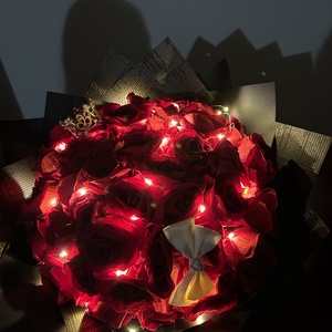 Buchet 42 trandafiri artificiali cu accesorii coronița și fundiță, plus LED - casă & stil de viață - accesorii pentru casă și grădină - cutii de flori, cutii de balcon - Artynos.ro