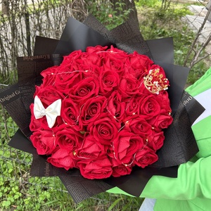 Buchet 42 trandafiri artificiali cu accesorii coronița și fundiță, plus LED - casă & stil de viață - accesorii pentru casă și grădină - cutii de flori, cutii de balcon - Artynos.ro