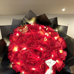 Buchet 42 trandafiri artificiali cu accesorii coronița și fundiță, plus LED - casă & stil de viață - accesorii pentru casă și grădină - cutii de flori, cutii de balcon - Artynos.ro