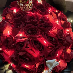 Buchet 42 trandafiri artificiali cu accesorii coronița și fundiță, plus LED - casă & stil de viață - accesorii pentru casă și grădină - cutii de flori, cutii de balcon - Artynos.ro