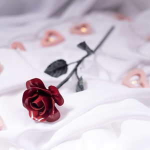  Trandafir din fier forjat - ROȘU/VERDE ANTIC - casă & stil de viață - accesorii pentru decorat casa - suport de flori - buchete de flori - Artynos.ro