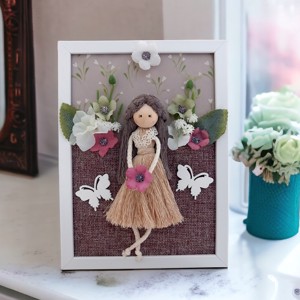 Fata care asteapta primavara intr-o rama foto, , , Decoratiune de raft/decoratiune de masa cu o fata in rochie bej cu dantela si fluturi intr-o rama f..., ARTYNOS