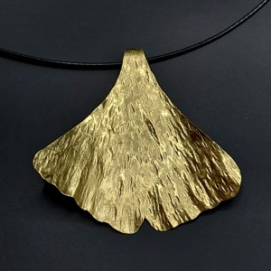 Ginkgo biloba în pene de alamă - bijuterii - seturi de bijuterii - Artynos.ro  Ginkgo biloba în pene de alamă - bijuterii - seturi de bijuterii - Artynos.ro