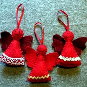 Îngeri roșii din pâslă -  - Artynos.ro